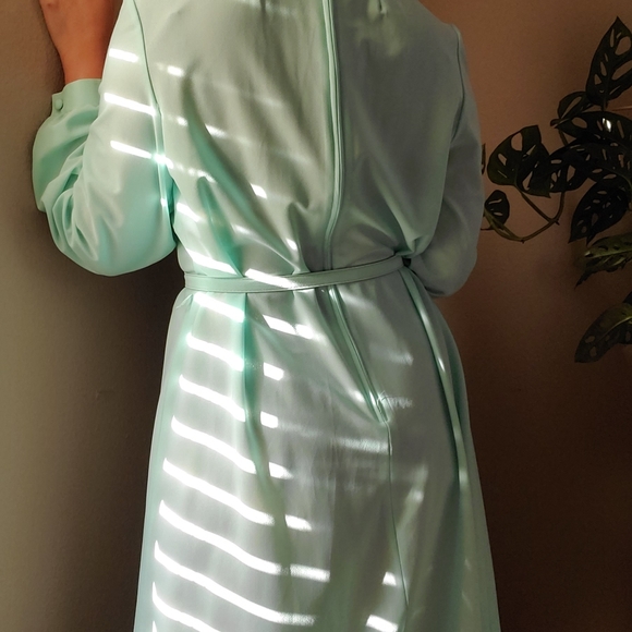 70s Lady Windsor Belt Dress - Picture 4 of 15